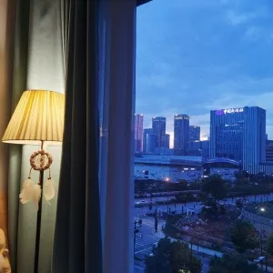 He Jing Ying Yue Tai